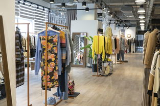 花語與星光的交織 當(dāng)鮮花燭臺(tái)遇上占星術(shù)，服裝零售陳列中的身心漫游之旅